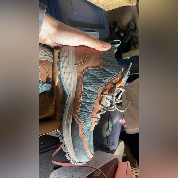 hiking shoes. Never been worn, still in box. had for 3 weeks. - Picture 2 of 3